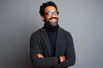 Obraz premium Medium shot portrait of an Indian man in his 30s in a minimalist background