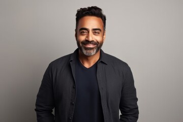 Obraz premium Medium shot portrait of an Indian man in his 30s in a minimalist background