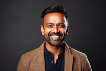Obraz premium Close-up portrait of an Indian man in his 30s in a minimalist background