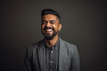 Obraz premium Lifestyle portrait of an Indian man in his 30s in a minimalist background