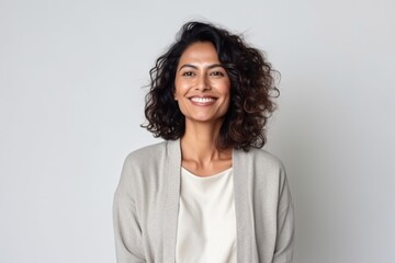 Obraz premium Medium shot portrait of an Indian woman in her 40s in a minimalist background