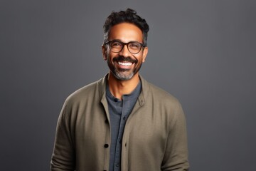 Obraz premium Medium shot portrait of an Indian man in his 40s in a minimalist background