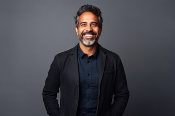 Obraz premium Medium shot portrait of an Indian man in his 40s in a minimalist background