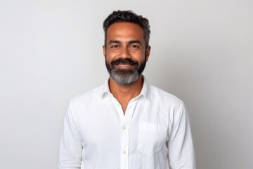 Obraz premium Medium shot portrait of an Indian man in his 40s in a minimalist background