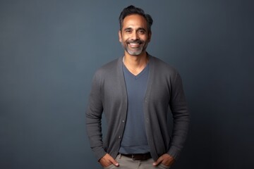 Obraz premium Medium shot portrait of an Indian man in his 40s in a minimalist background