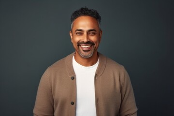 Obraz premium Medium shot portrait of an Indian man in his 40s in a minimalist background