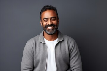 Obraz premium Medium shot portrait of an Indian man in his 40s in a minimalist background