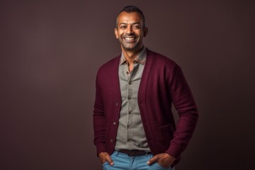 Obraz premium Lifestyle portrait of an Indian man in his 40s in a minimalist background