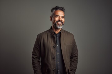 Obraz premium Lifestyle portrait of an Indian man in his 40s in a minimalist background