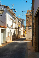 Callejuela con casas coloridad en el pueblo de bellús, Valencia (Spain). - obrazy, fototapety, plakaty