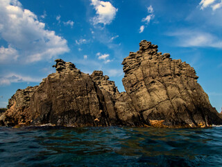 Scogliere rocciose in un cielo azzurro con nuvole bianche 2150