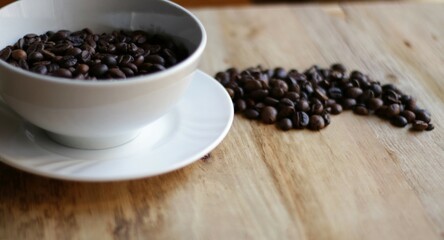 taza con granos de cafe sobre madera