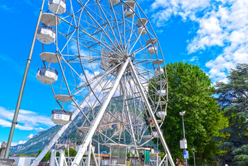Riesenrad am Ufer des Comersee in Lecco, Lombardei (Italien)