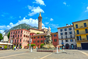 Die Piazza Cermenati in Lecco, Lombardei (Italien) - obrazy, fototapety, plakaty