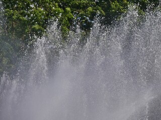 Wasserspiele in Planten un Blomen im Sonnenlicht