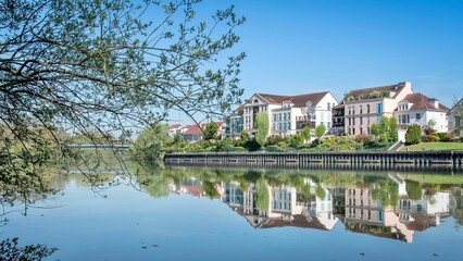 Obraz premium Scenic shot of a row of picturesque homes situated along a Oise River bank