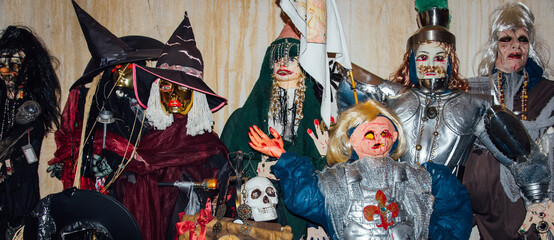 Mannequins d'Halloween. Personnage horrifiques d'Halloween. Horreur. Monstres dans une salle. Faire...