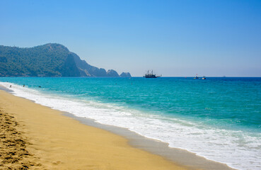 Fototapeta na wymiar cleopatra beach in alanya. beautiful beach with sea and sand