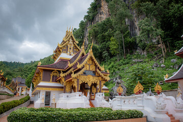 Fototapeta na wymiar Beautiful temple in the valley.