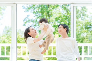 赤ちゃんを持ち上げるお母さん