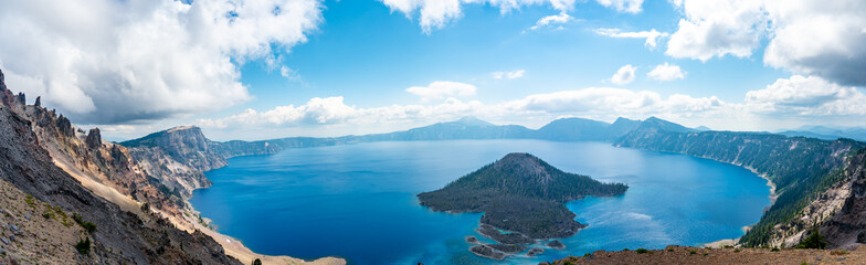 Naklejka premium Panoramic view of Crater Lake and Wizard Island in Oregon 