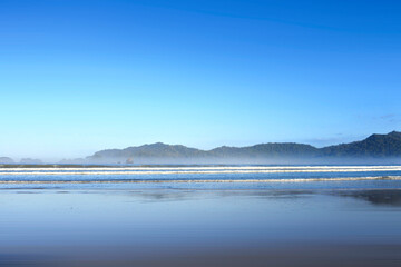 Obraz premium An island covered in very dense trees seen from the beach