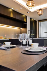 An elegant atmosphere is felt just by placing wine glasses in the kitchen