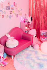 ぬいぐるみやおもちゃでいっぱいの可愛いピンクの部屋