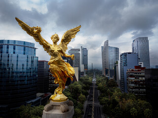 Vista en primer plano de Ángel de la Independencia en la Ciudad de México
