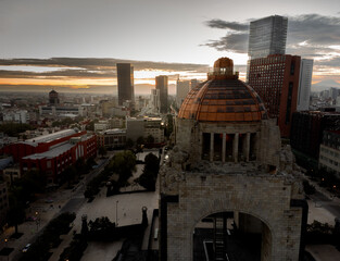Amanecer sobre la cúpula del Monumento a la Revolución en la Ciudad de México