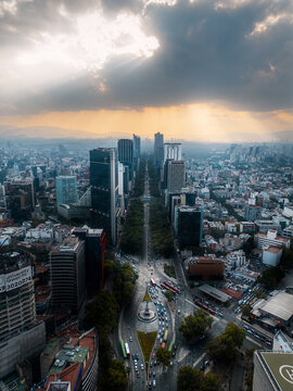 Atardecer nublado en Avenida Reforma en la Ciudad de M&eacute;xico