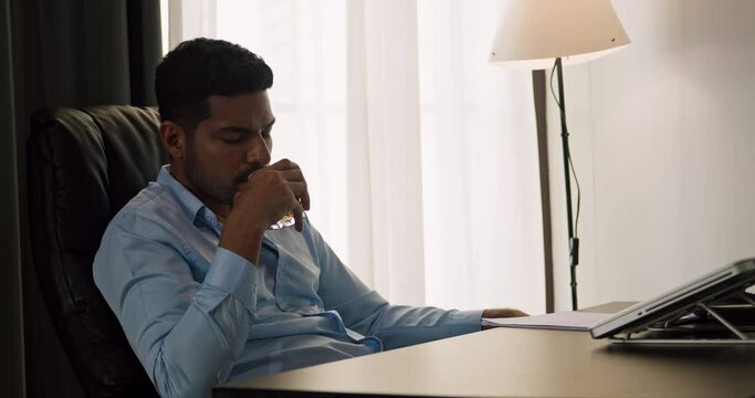 A businessman drinking alcohol to relieve suffering and stress from troubled work