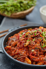 맛있게 만들어진 쭈꾸미 삼겹살이 차려진 한국의 식탁
