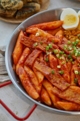 빠에야 팬 위에 만들어진 떡볶이