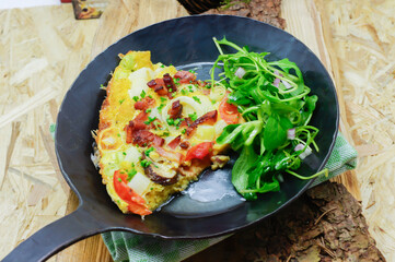 eierkuchen eineromelette omelette in einer pfanne mit salat 