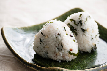 わかめご飯のおにぎり