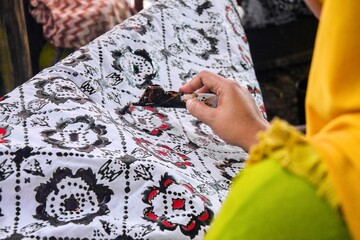 Drawing and coloring Indonesian batik cloth