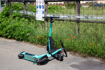 Rental of electric bicycles abandoned on cycle paths