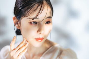 女性ポートレート　美容　スキンケア　コスメ