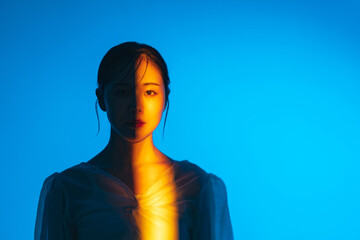 カラーライティングを使った女性ポートレート