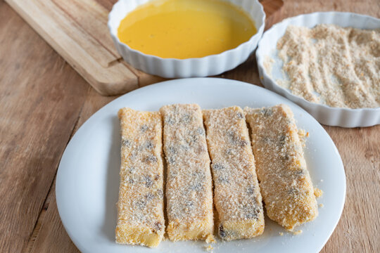 griesschnitten grie&szlig;schnitten gebacken mit kompott bei der herstellung 
