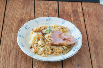 sauerkraut kassler hähnchen von oben fotografiert 