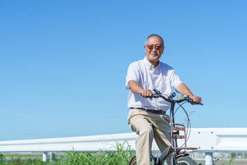 自転車に乗るシニア男性