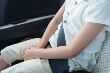 自動車のジュニアシートに座る子供