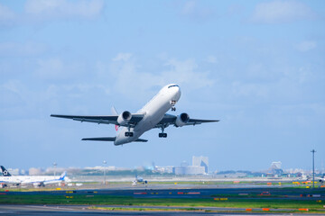 青空と離陸する飛行機