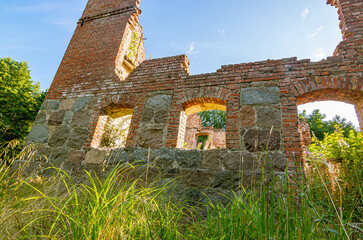 Ruiny mur ceglany