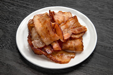 フライパンで焼いた薄切りベーコン