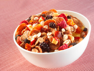 Fruechtemuesli auf rosanem Fond