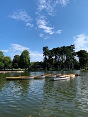 Barques sur le lac inf&eacute;rieur du Bois de Boulogne &agrave; Paris