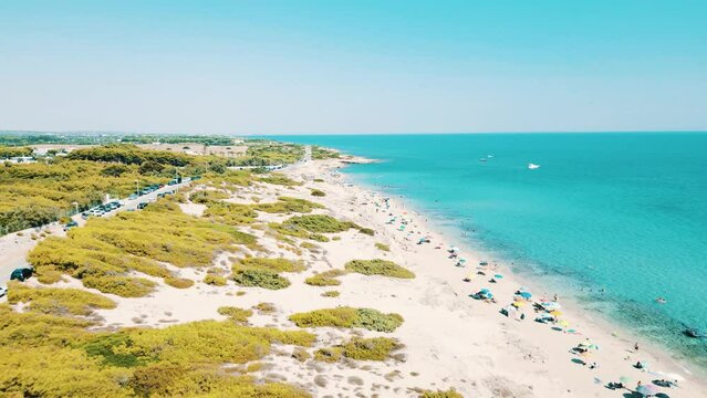 Salento, spiaggia di Campomarino di Maruggio con le dune e le acque turchesi cristalline, in estate - Puglia, Taranto, italy